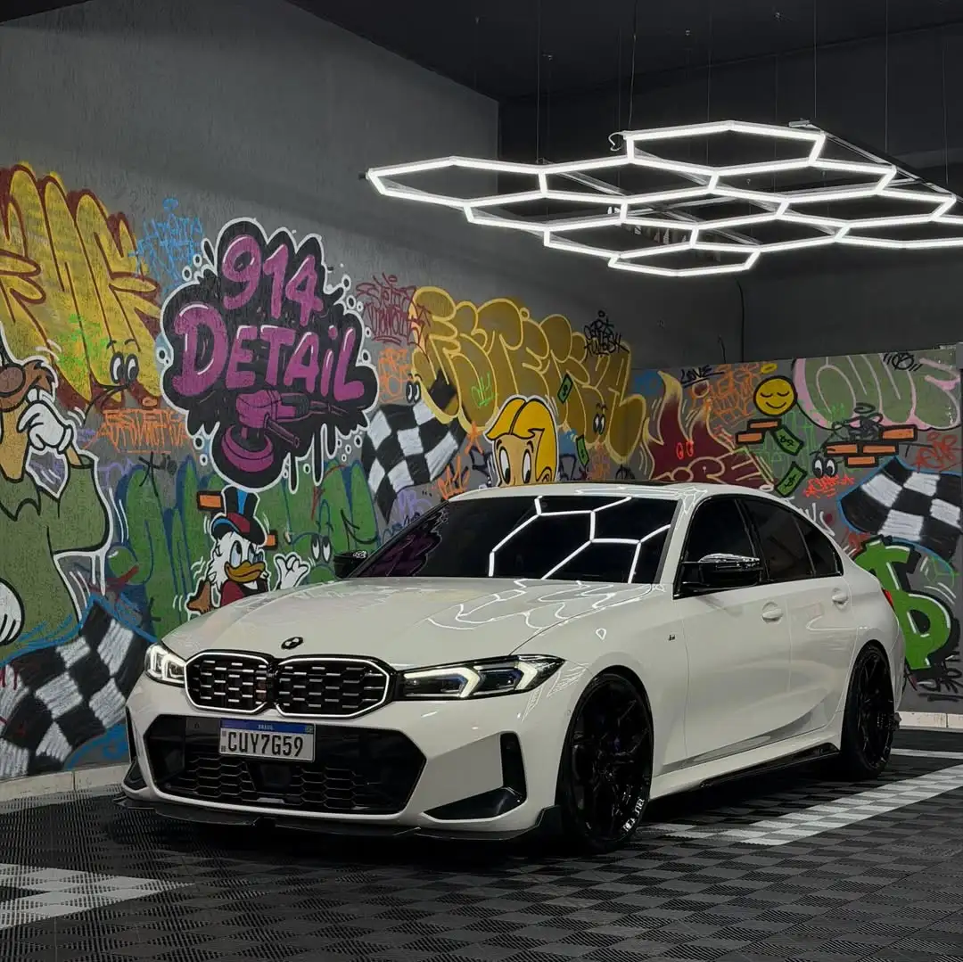 Carro antes e depois do polimento técnico